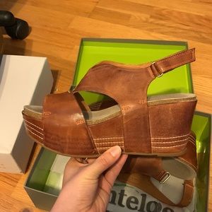 Antelope tobacco v cut leather wedge 40/9